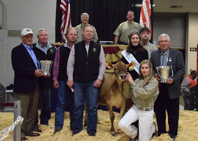 Lot 4 - Dutch Hollow Mackenzie Colina-ET was the top selling female in tonight's sale. Consigned by NY breeders, the Chittenden family, "Colina" was purchased by Prometedor Genetics, CA for $35,000